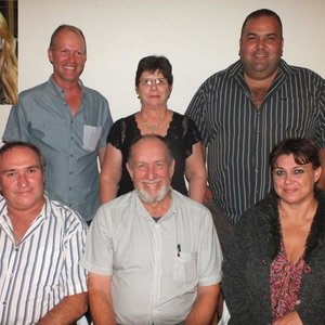 Gansbaai Sakekamer se nuwe Bestuur, met voor vlnr Johan von Wielligh, Kobus van Staden en Diana Smit. Agter vlnr is Hein van Wyk, Glenda Kitley en DJ Heyns. Inlasfoto: Juanita Hage.